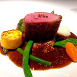 Gaucher - Menu30（3,000円）のPlat：長期肥育豚肩肉のロースト　シャンピニオンソース。思わず声が出ちゃうこのボリューム。火入れもばっちり。しかもめちゃくちゃ甘いんですよ、このお肉。