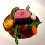 Menu30（3,000円）のPlat：長期肥育豚肩肉のロースト　シャンピニオンソース。メインは王道ド直球で攻めてきました。これはテッパン。底にはマッシュポテト、付け合わせの野菜もたっぷり。