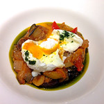 Gaucher - Menu30（3,000円）のEntree-2（温製）：ラタトゥイユ　ポーチドエッグ載せ　バジルソースと共に。ポーチドエッグを割って召し上がれ。パンにも合いますが、これはお酒が欲しくなる一品ですなー。