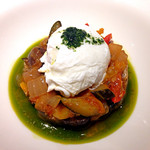 Menu30（3,000円）のEntree-2（温製）：ラタトゥイユ　ポーチドエッグ載せ　バジルソースと共に。今度はぐっと母ちゃんの味。