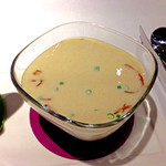 Gaucher - Menu30（3,000円）のPotage：秋ナスのポタージュ。ポタージュをガラス皿に投入するとコンソメジュレ以上にフライドオニオンの風味が強く、深みと旨味をプラス。
