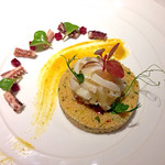 Menu30（3,000円）のEntree-1（冷製）：タブーレと真いかのタルタル。タブーレはクスクスサラダ仕立てのこと。黄色いソースはトマト。ものすごく甘いです。