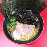 横濱家系ラーメン 勝鬨家 - ラーメン並＋のり・きくらげ増し