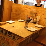 赤羽 トロ函 - トロ箱を台にしたテーブル席