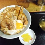 味のさつま - さつま丼ミニ（ごはん1/3）１０５０円。普通で頼んでると山盛りになってました。凹んでてこの量です。