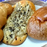 Tougeno Panya - 峠のパン屋 左から塩バターパン、ごぼうサラダパン、栗のクリームパン　fromグリーンロール