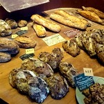 パンストック - パンストック 中にはハード系を中心に美味しそうなパンが並んでますね。