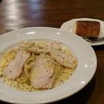 イタリア料理 ロカレ - ふわふわ鶏ハムついたカルボナーラと自家製フォカッチャ