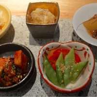 肉亭ふたご iki 新宿店 - 前菜５種　上ミノポン酢、ポテトサラダ、牛タン佃煮、ナムル、キムチ