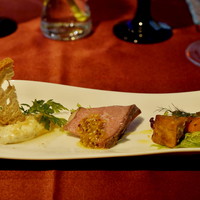 Ristorante 美郷 - 左から人参とイタリアンパセリのマリネ。紅茶のフリット。自家製ローストビーフのマスタード添え　4種のチーズと蜂蜜のムース