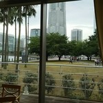 ナビオス横浜 - 開放感ある壁一面ガラス張り。ランドマークタワーも見えます