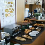 ナビオス横浜 - パン類。左のスープは中華風かきたま汁でした。飲みませんでしたが。