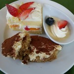 ナビオス横浜 - プリン・ケーキ・ティラミス。この辺はレストランで作ってるな～という感じ