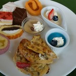 ナビオス横浜 - 各種デザート。下のフレンチトースト以外は業務用だと思われます。