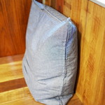 think食堂 - 腰痛の人用？のクッションがあちらこちらに。