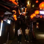 九份阿妹茶酒館 - 茶屋に続く石段。