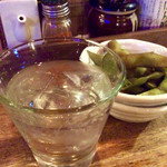 ぐるり - 一杯目は軽く「黒霧島」をロックで。枝豆は燻製風味。