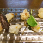キオッチョラ - ヒラメの熟成　魚醤とサフラン漬け込みのカルパッチョ
            