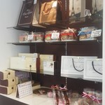 シャンドワゾー - 焼菓子棚