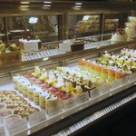 シャンドワゾー - ケーキショーケース全景