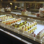 シャンドワゾー - ケーキショーケース全景