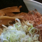 兎に角 - 油そば　具アップ