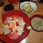 まるちゅう - 海鮮チラシ：サラダ・味噌汁付