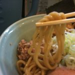 兎に角 - 油そば　麺のアップ