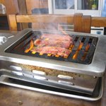 焼肉　松寿苑 - ロースターで焼く上カルビ