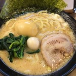 濃厚豚骨ラーメン 濱虎家 - 豚骨醤油の味玉入り