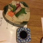 酒房食処　いなか家 - お刺身３種盛り。これも何とかセット980円のうち。（税込）