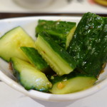 Kam's Roast Goose - きゅうりの漬物