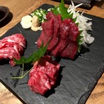 日本のお酒と馬肉料理 うまえびす - 「馬刺し三種盛り」（1,800円ぐらい？）