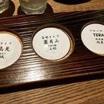 日本のお酒と馬肉料理 うまえびす - グラスの下にはそれぞれの銘柄が！