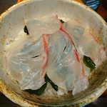 旬彩 鯛樹 - 鯛のお刺身と ワカメを
      ご飯の上に並べます♥
      (。_。)φﾒﾓﾒﾓ