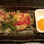 酒肴旬漁　狸穴 - 馬刺しネギソース掛け