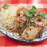 Tiinun Kinshicho Ten - ナムトック：豚肉の炙り焼きのスパイシーサラダ(950円)