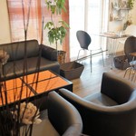 カフェ ディン ドン - シックなソファ席、カフェ利用なら１等席ですね！