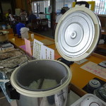 土佐角弘海産 - ③好きなだけご飯をよそいます（ご飯のお代わりはなし）