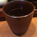 Hakata Motsunabe Yamaya - コップがあるので目の前のポットからセルフでお茶をいれる。