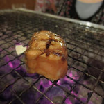 岩山海 - サーモンの刺身を七輪で醤油タレをかけながら焼きました