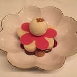 Stadshuskällaren - デザート：コーヒーとアーモンド風味の桜の花を型どったデザート