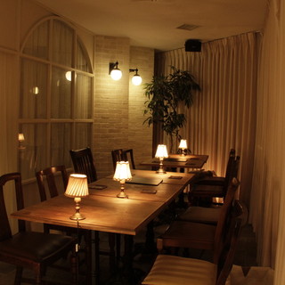 The semi-private room has a good atmosphere and is perfect for dinners and farewell parties.