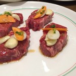 焼肉 鶯谷園 - 特上「ヒレ」4人前です！
                                まるでステーキですが、切れ込み入りで表面だけ焼いて美味しくいただきました。