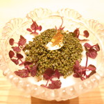 來経 - ズワイ蟹と生ホタテ貝のトンブリ和え　柚子のムースと金粉乗せ