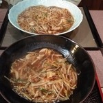 お好み焼き せんじゅ - あんかけ焼きそばのレギュラー（奥）とハーフ（手前）