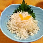 岸田屋 - シラスおろし。橙が乗るのが特徴