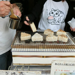 中市本店 - 鰹節と昆布でだしを取った自家製のだし醤油を塗り、本枯節・いわし節をまぶしたねこまんま焼きおにぎり(220円)♪ 熱々出来立ての焼きおにぎりは香ばしくて、いわし節も香りよく美味しい(〃^艸^)