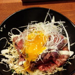 Sumiyaki Bisutoro Rakku - ローストビーフ丼に乗ってる卵黄をからめて