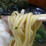 横浜ラーメン萬年家 - 丸山製麺の中太麺